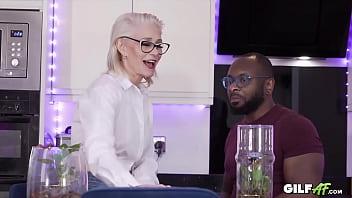 A la abuela le encantan las pollas negras grandes porno interracial hardcore de abuelas