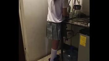 A mi media-hermana lavando los trastes y aprovecho para coger mientras no hay nadie en casa cogiendo con mi linda media-hermana estudiante cuando llega de la escuela mientras está lavando los trastes aprovecho que estamos solos 