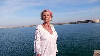 A sus 70 años eva le da un mordisco a dos jovencitos
