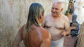 Abuelo bañando a la joven que conoció en la playa paty butt