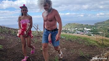 Actividades sexuales anormales en público en el océano y en la montaña con la polla más grande y el coño más pequeño