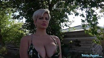 Agente público milf tetona loca en una mamada descuidada caliente y follada en público