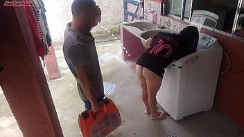 Ama de casa casada paga con su culo al reparador de lavadora mientras su marido está fuera