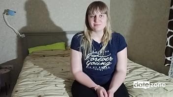 Ama de casa tímida y gordita por primera vez en la cámara en el porno