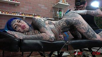 Amber luke se hace un tatuaje en el ojete y una buena follada