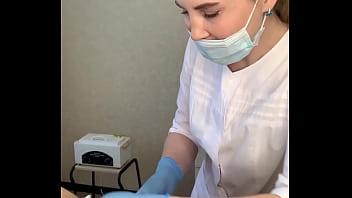 Amigo se corre espontáneamente en el procedimiento de la hermosa maestra rusa sugarnadya