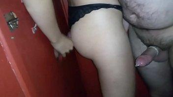 Amigo toma gato por primera vez en glory hole y se frota con varios machos