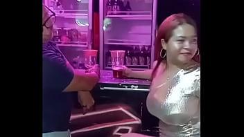 Ando de pary y cachonda se me acerca este bombo y me folla en el baño de hombres casi nos cachan