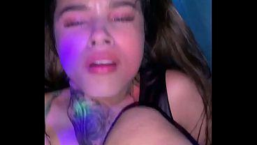 Bailo con un extraño en la discoteca y me termina follando muy duro