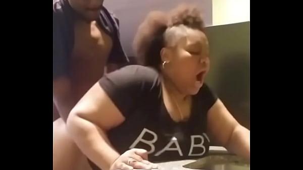 Bbw no quería limpiar la cocina así que la castigé