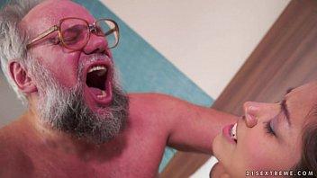 Caliente jovencita ama la polla vieja