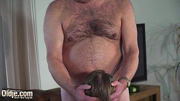 Caliente viejo y joven sexo entre abuelo y dulce