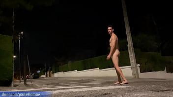 Caminar desnudo de noche por el barrio