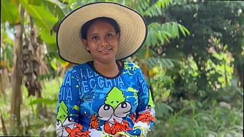 Campesina inocente es follada a cambio de unas gallinas