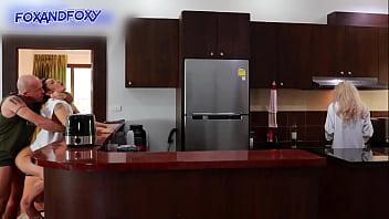 Casi atrapado sorpresa anal creampie culo follando cerca de suegra cocinando el desayuno