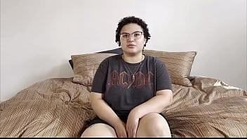 Casting curvy tetona tímida novata con increíbles curvas es elegida para su primera película porno