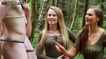 Cfnm dominas jerk y chupar sub en bosque grupo dominación