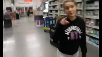 Chica desconocida me chupa la polla en walmart