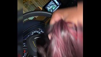 Chica emo ruega que una polla negra le folle la cara