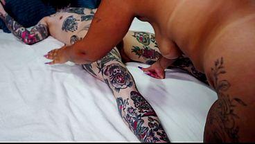 Chica sexy y curvilínea entregándose como una perra a un chico tatuado