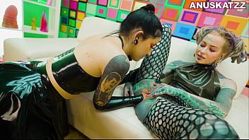 Chica tatuada anuskatzz fetiche látex juego anal con morea negra lamiendo coño fisting hasta chorro pov