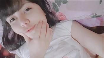 Chica virgen masturbándose