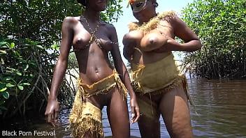 Chicas tribales africanas realizando un ritual sexual salvaje conmigo junto al río
