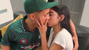 Chico latino con polla grande se folla a una chica petite muy caliente que conoce en un lugar al aire libre