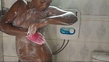 Chorro de semen abajo en la mesa