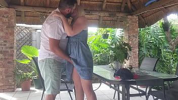 Cogiendo con creampie a la esposa de mi mejor amigo en el patio mientras él está en el trabajo