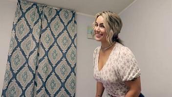Compartiendo una cama con mi madrastra caliente