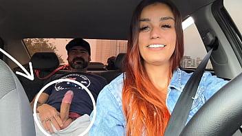 Conductora guarrilla pilló a un pasajero masturbándose por detrás y se lo cogió sin condón