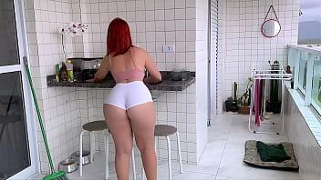 Contraté a esta empleada que maravilloso verla con estos pantalones cortos no puedo evitarlo
