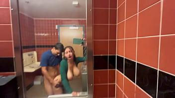 Creampie arriesgado en el baño público de whole foods hailey rose