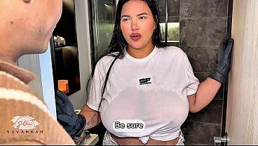 Criada latina tetona tiene sexo apasionado con su jefe para conseguir un aumento