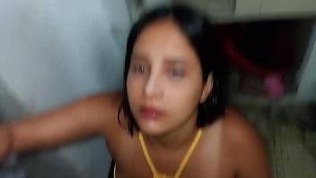 Cuñado me convence y me arrodilla para chuparle la polla me mete a su habitacion y me folla muy duro sin compasion con su enorme polla me abrió toda la vagina