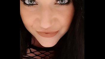 De cerca y personal con armonía reina mirar profundamente en sus bonitos ojos azules y escuchar su acento británico sexy
