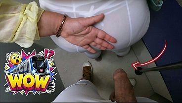 Desconocido cachondo milf me toca la polla en el metro