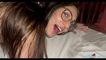 Después de la fiesta de intercambio de parejas fuimos al motel para continuar la diversión le di duro a la pelirroja sexy y ella eyaculó mucho en mi pene