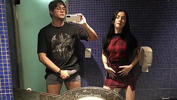 Después de la fiesta me follé el culo caliente en el baño del motel
