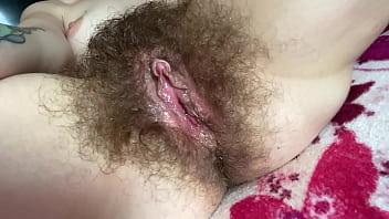 Doble goteo mojado orgasmo coño peludo gran clítoris primer plano