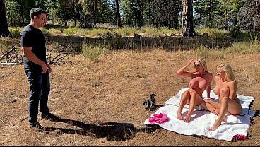 Dos milf tetonas tomando el sol seducen a un excursionista para tener una eyaculación compartida