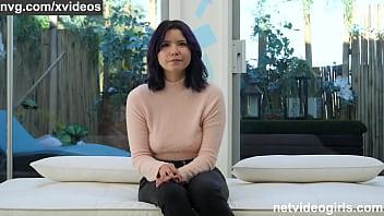 Dulce chica asiática extrovertida se folla al quinto chico de su vida