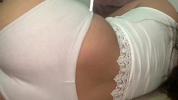Dulce madrastra comparte la cama con su hijastro cachondo