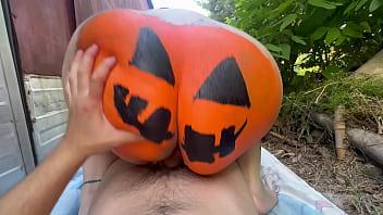 Dulce o truco o sexo oral esta puta lo hace todo