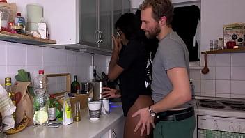 Ebony nicole kitt se la follan en la cocina hasta que eyacula