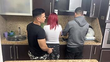 El amigo de mi marido me agarra el culo cuando estoy cocinando al lado de mi marido que no sabe que su amigo me trata como una puta ntr
