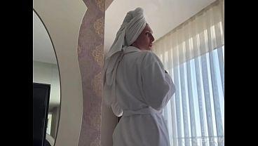 El hijastro vio cómo su madrastra se masturbaba y luego la follaba