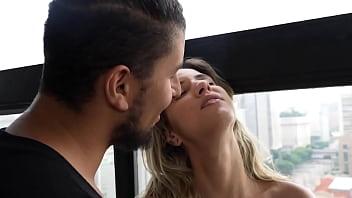 El orgasmo squirting de la vecina acción manual y liberación masiva