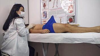 El pene se levantó delante de la enfermera